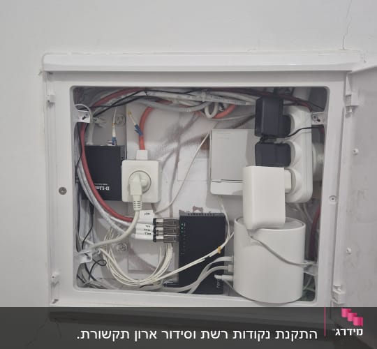 ארון תקשורת עם כבלים וציוד רשת